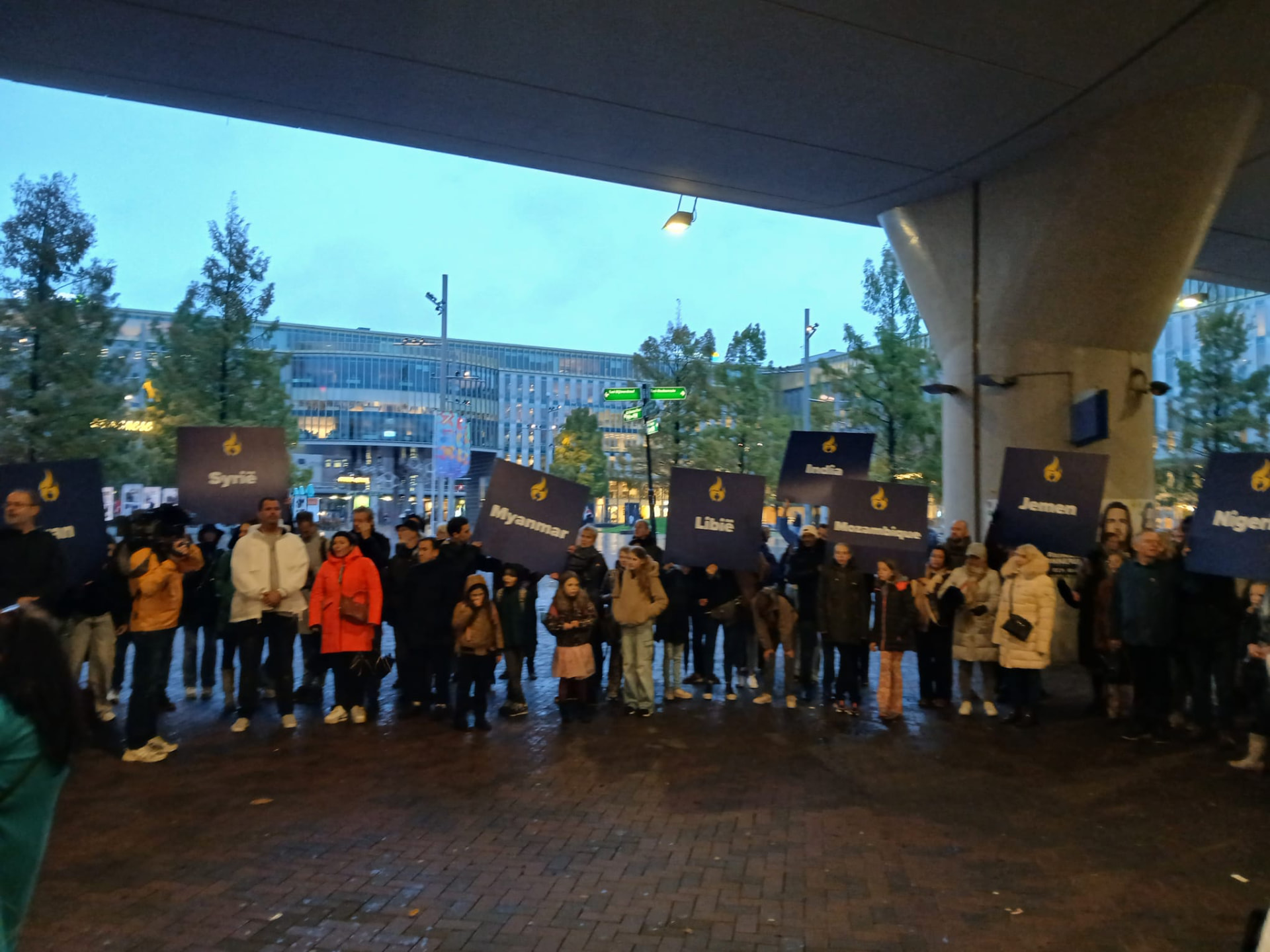 Deelnemers houden borden met namen van landen omhoog